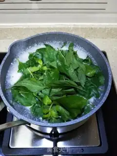 Make Pork liver, scrawny leaves soup step 5