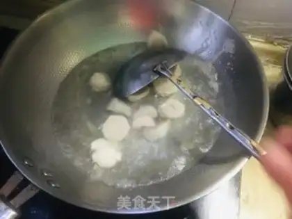 Make Seafood fan fishball soup step 1