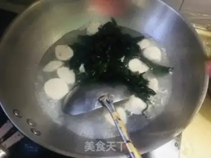 Make Seafood fan fishball soup step 2
