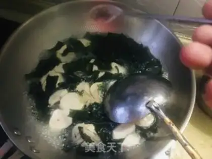 Make Seafood fan fishball soup step 3