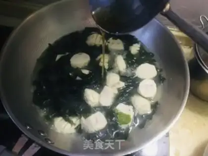 Make Seafood fan fishball soup step 5