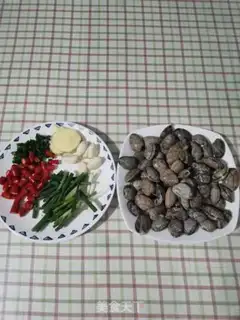 Make Spicy clams step 1