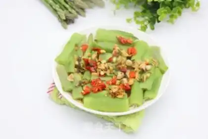Make A fan of garlic and silk step 10