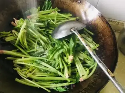 Make Garlic spinach step 4