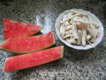 Make Seafood mushrooms and watermelon peels step 0