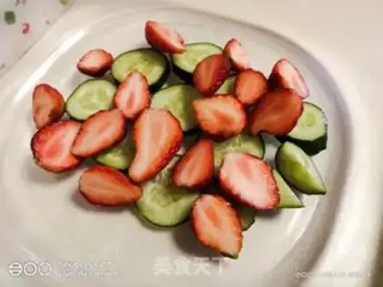 Make Sausage strawberry salad step 0