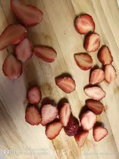 Make Sausage strawberry salad step 3