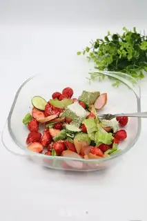 Make Sausage strawberry salad step 4