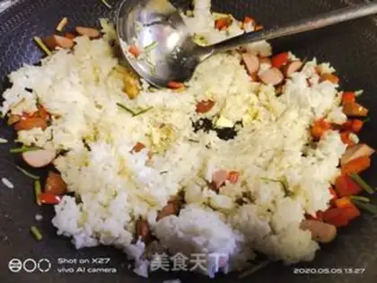 Make Paprika ham and egg fried rice step 5