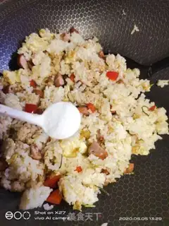 Make Paprika ham and egg fried rice step 7