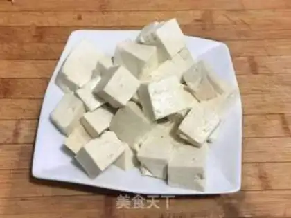 Make Spicy eggs soup step 1