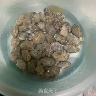 Make Scrambled clams step 1