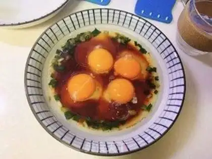 Make Onion steamed eggs step 1