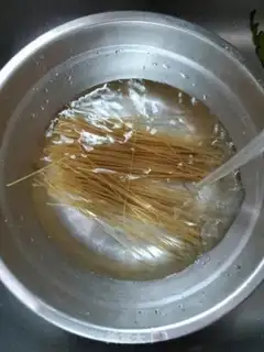 Make Plumbing oatmeal noodles step 1