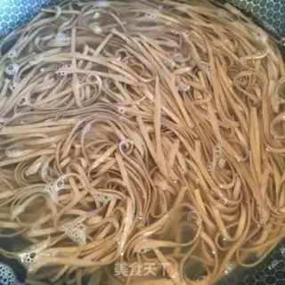 Make Onion greasy noodle step 1