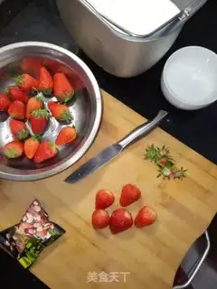 Make Strawberry fruit yogurt step 1
