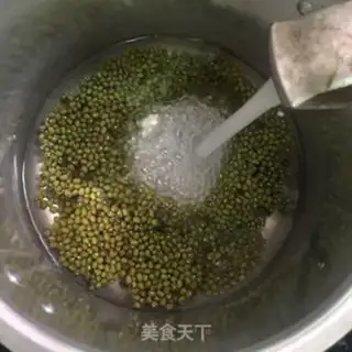 Make Seaweed green bean soup step 1
