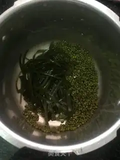 Make Seaweed green bean soup step 2