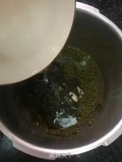 Make Seaweed green bean soup step 3