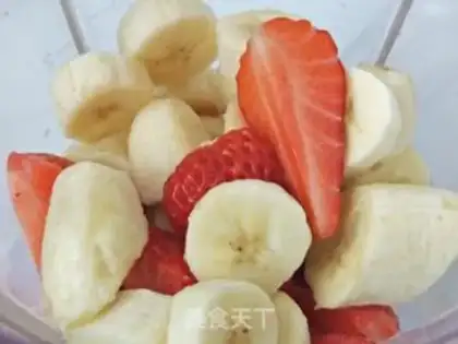 Make Strawberry Banana shake step 2