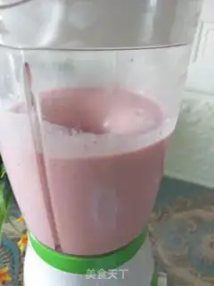 Make Strawberry Banana shake step 4