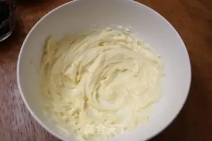 Make Yogurt cheeseberry ice cream step 1