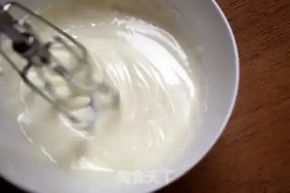 Make Yogurt cheeseberry ice cream step 2