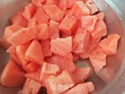 Make Ice-cold lemon melon juice step 1