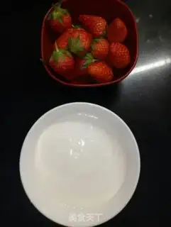Make Strawberry yogurt shake step 0