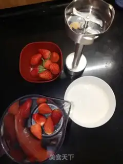 Make Strawberry yogurt shake step 1