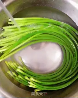 Make Garlic fried eggs step 1