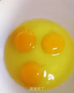 Make Garlic fried eggs step 3