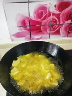 Make Garlic-coloured potatoes step 1