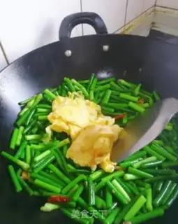 Make Garlic fried eggs step 7