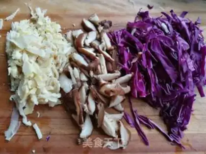 Make Pyramid blue eggs and rice noodles step 1