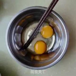 Make Scooter egg oil soup step 1