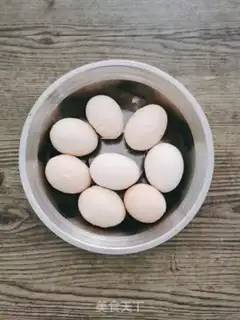 Make Five spicy tea eggs step 1