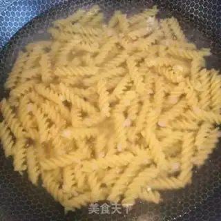 Make Spiral salad sauce. Noodles step 1