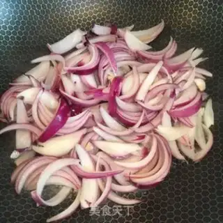 Make Onion fried meat step 1