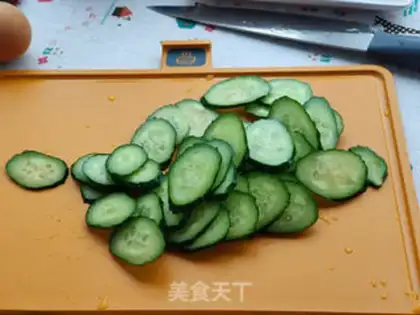 Make cucumber fried eggs step 1