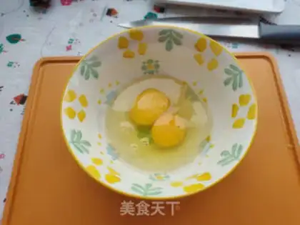 Make cucumber fried eggs step 2