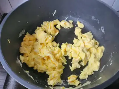 Make cucumber fried eggs step 3
