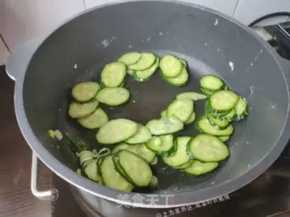 Make cucumber fried eggs step 5