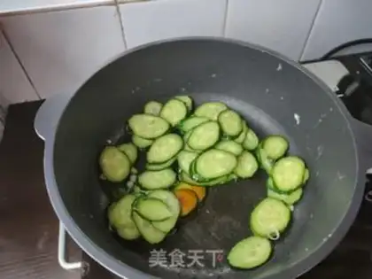 Make cucumber fried eggs step 6