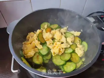 Make cucumber fried eggs step 7