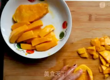 Make Mango toast with mango shakes step 0
