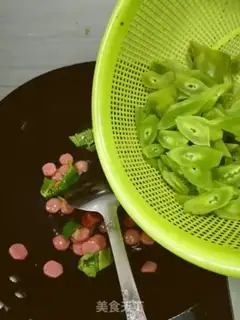 Make A hot dog step 3