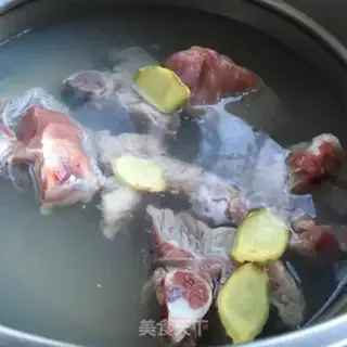 Make Corn carrot bone soup step 0