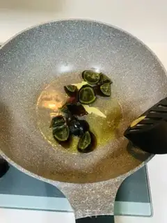 Make cucumber omelet soup step 1