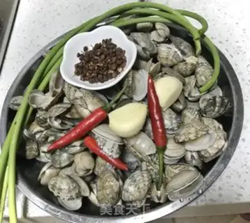 Make Spicy manicure step 1